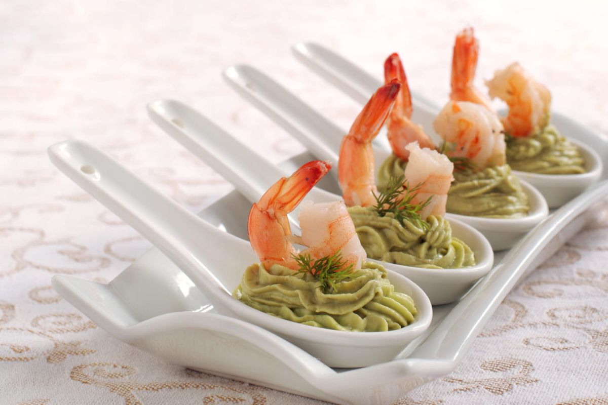 Redécouvrez l'avocat-crevettes : une présentation étoilée pour éblouir vos invités