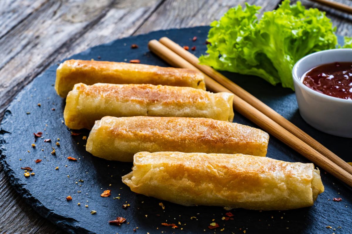 Préparez des nems au poulet croustillants avec Cyril Lignac