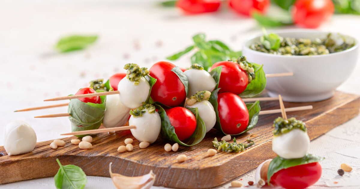 Explorez des brochettes apéritives sans cuisson pour un été savoureux
