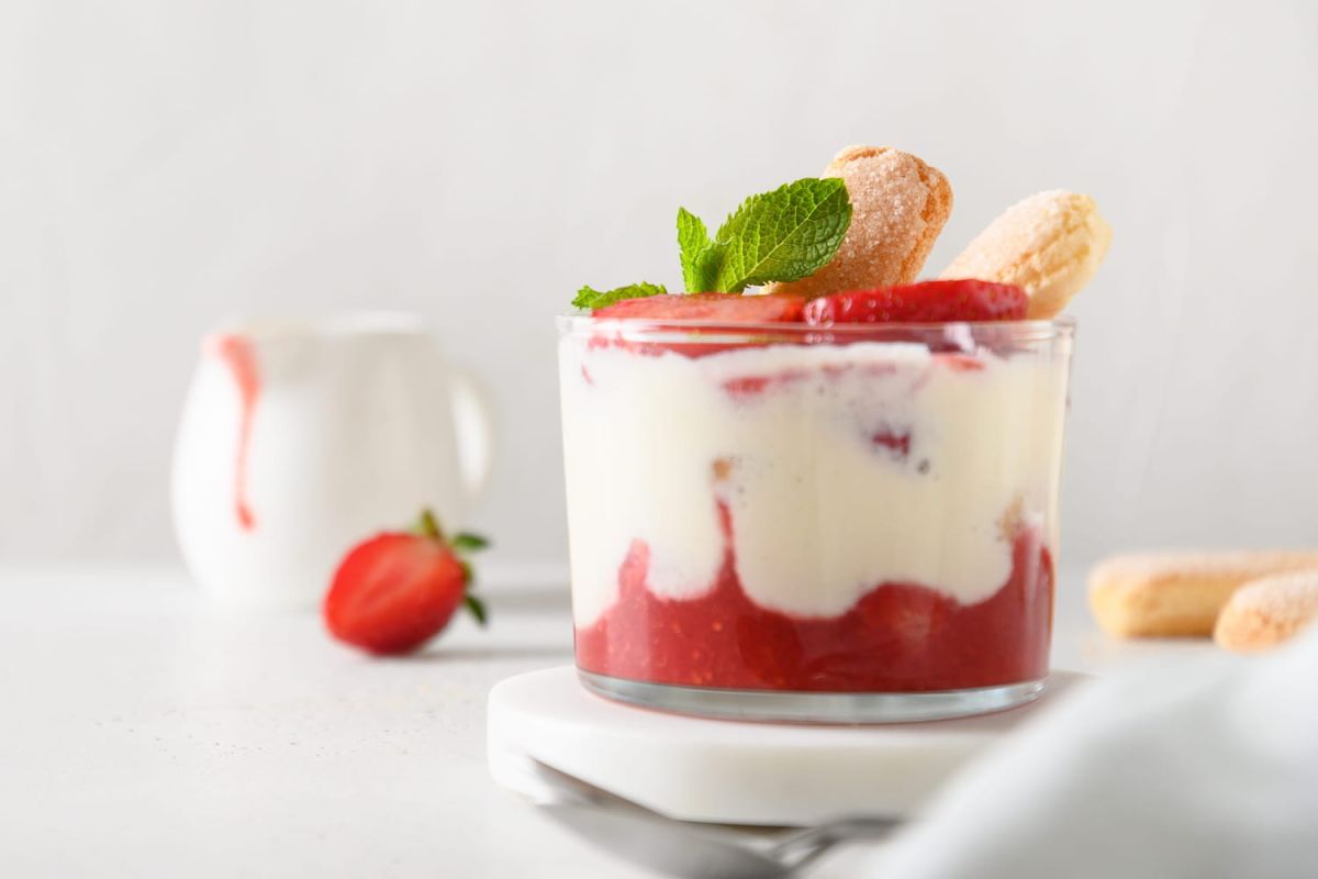 Une touche de fraîcheur : le tiramisu au citron et fraises de Cyril Lignac