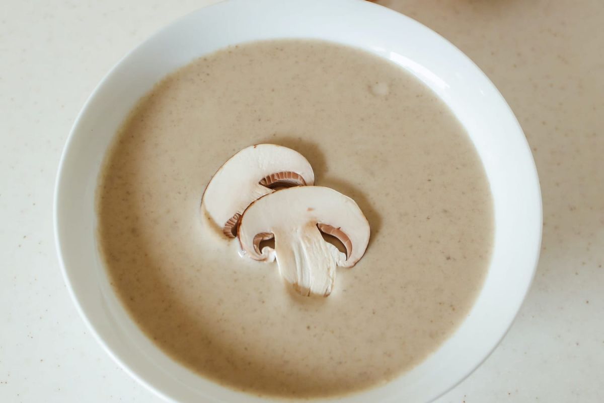 Découvrez la soupe feuilletée aux champignons de Cyril Lignac