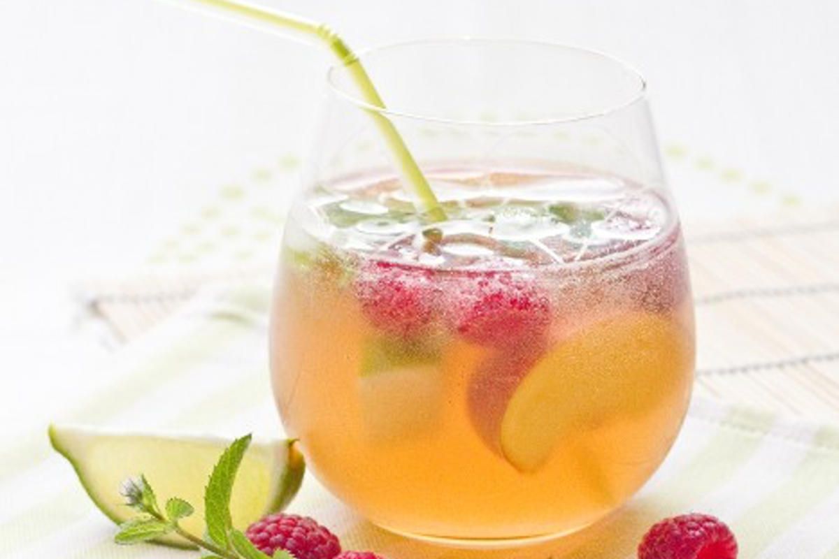 Un virgin mojito rafraîchissant au thé vert et fruits