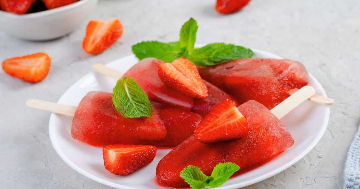 Rafraîchissez-vous avec une délicieuse glace à l'eau aux fraises confites