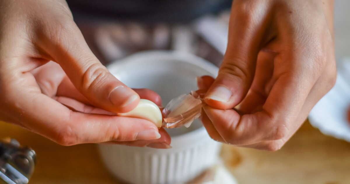 Astuce surprenante pour conserver vos gousses d'ail pelées plus longtemps