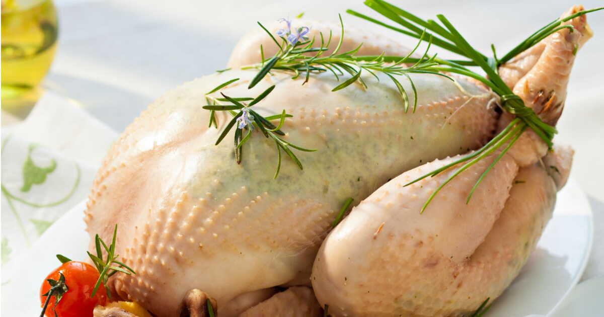 un délicieux poulet farci servi avec des palets de polenta