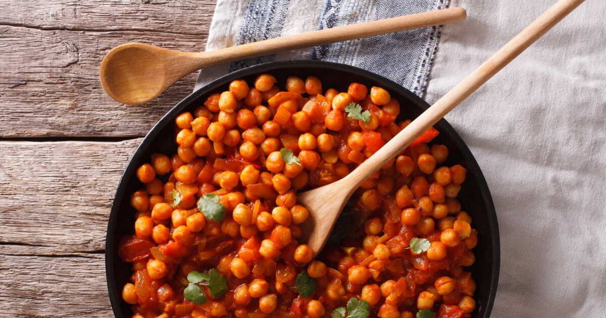 Cyril Lignac dévoile sa recette réconfortante aux haricots coco et pois chiches