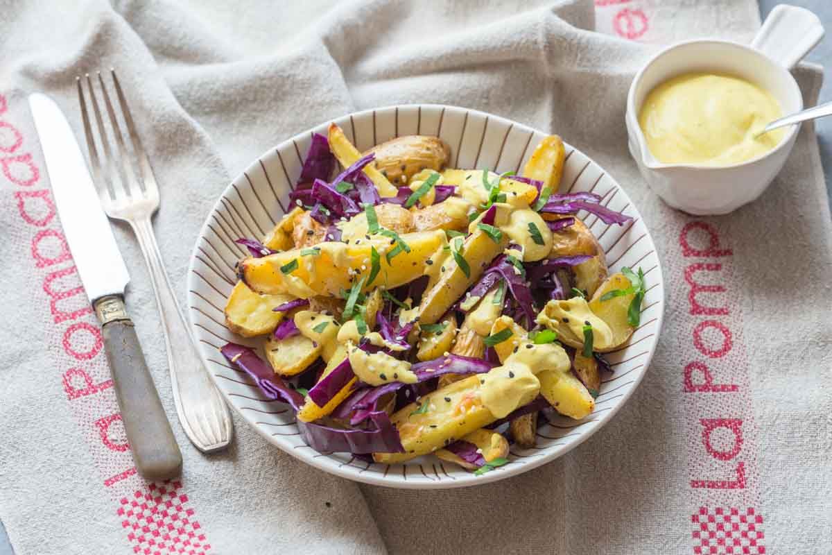 Pommes de terre et chou rouge, sauce au curcuma et tahiné