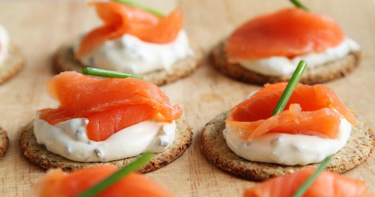 Saumon fumé : les secrets d'un choix réussi entre sauvage et élevé