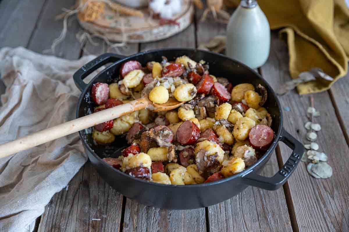 Un plat convivial : gnocchis aux saucisses et champignons en un seul plat