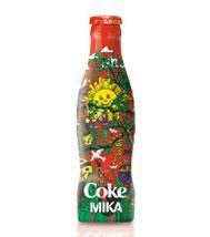 Mika et la bouteille qui célèbre la joie