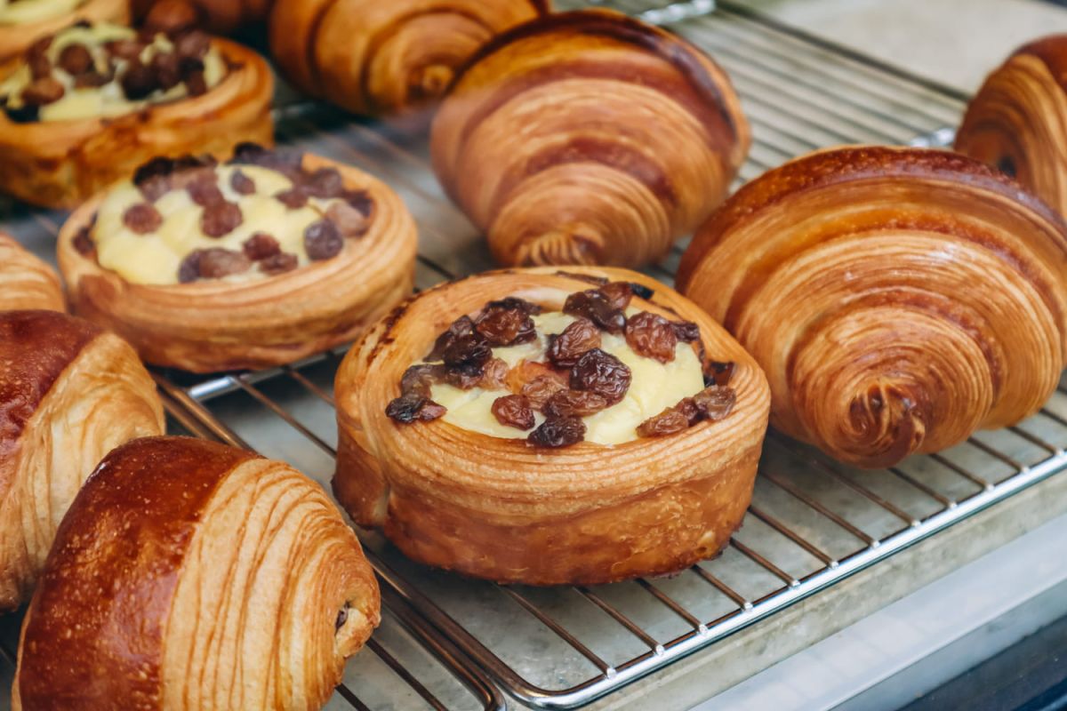 Quand le croissant se transforme en blague : la tendance qui fait débat en France