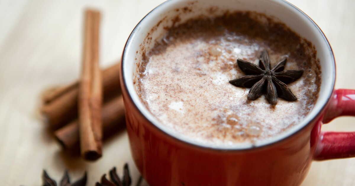 chaï latte maison : réchauffez vos journées pluvieuses avec cette boisson épicée