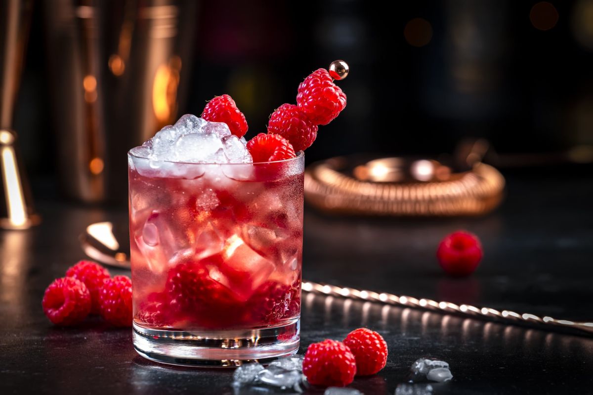 Ce cocktail tendance enflamme la Saint-Valentin 2025 : le ‘French Kiss aux framboises’