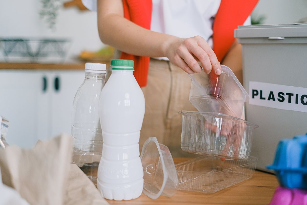 écraser les bouteilles en plastique : un geste utile ou nuisible ?