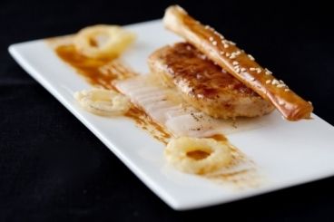 Une délicieuse harmonie de saveurs avec le foie gras laqué au miel et soja