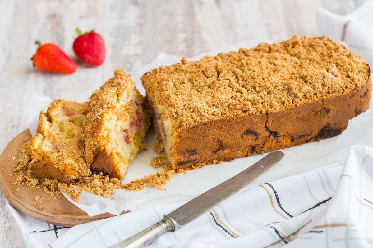 Un cake rustique à la rhubarbe et fraise : l'association parfaite