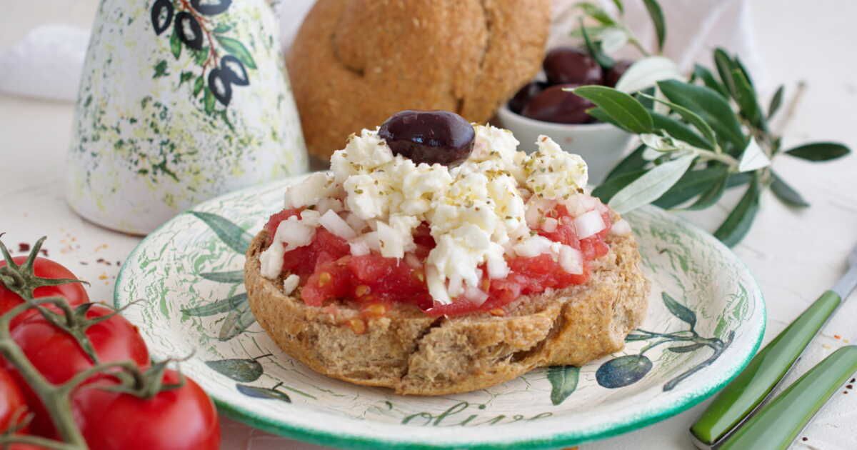 Découvrez la recette rapide et légère du dakos, la spécialité crétoise incontournable