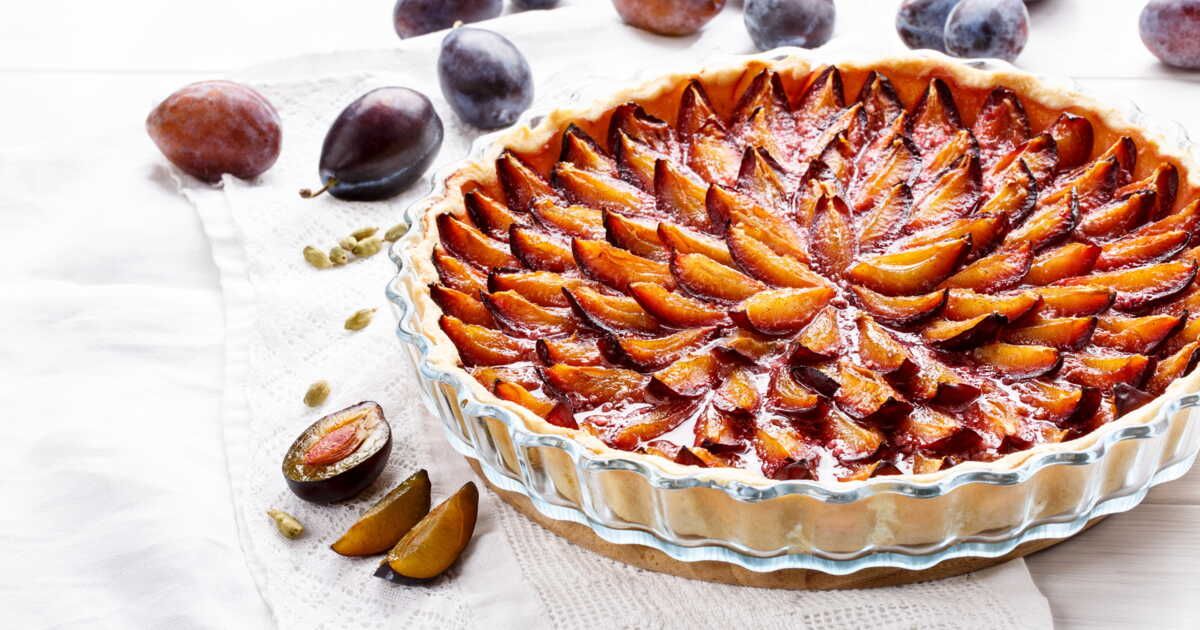 La recette de tarte aux prunes de Julie Andrieu : un délice automnal à tester