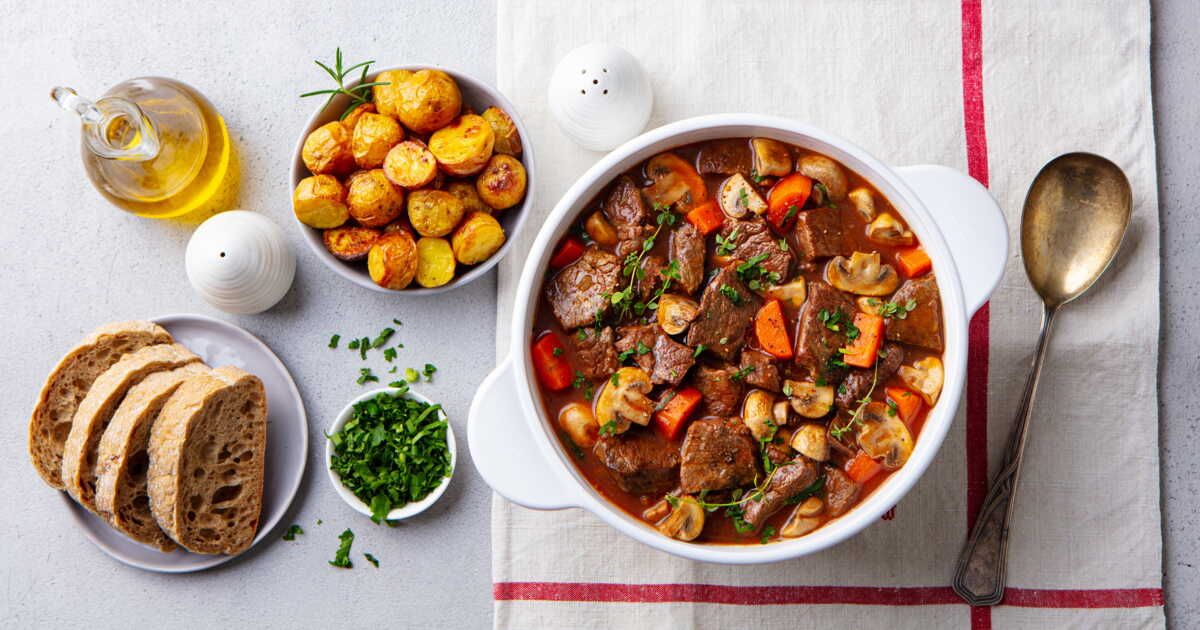 Découvrez le bœuf bourguignon de Cyril Lignac et son astuce secrète pour une sauce parfaite