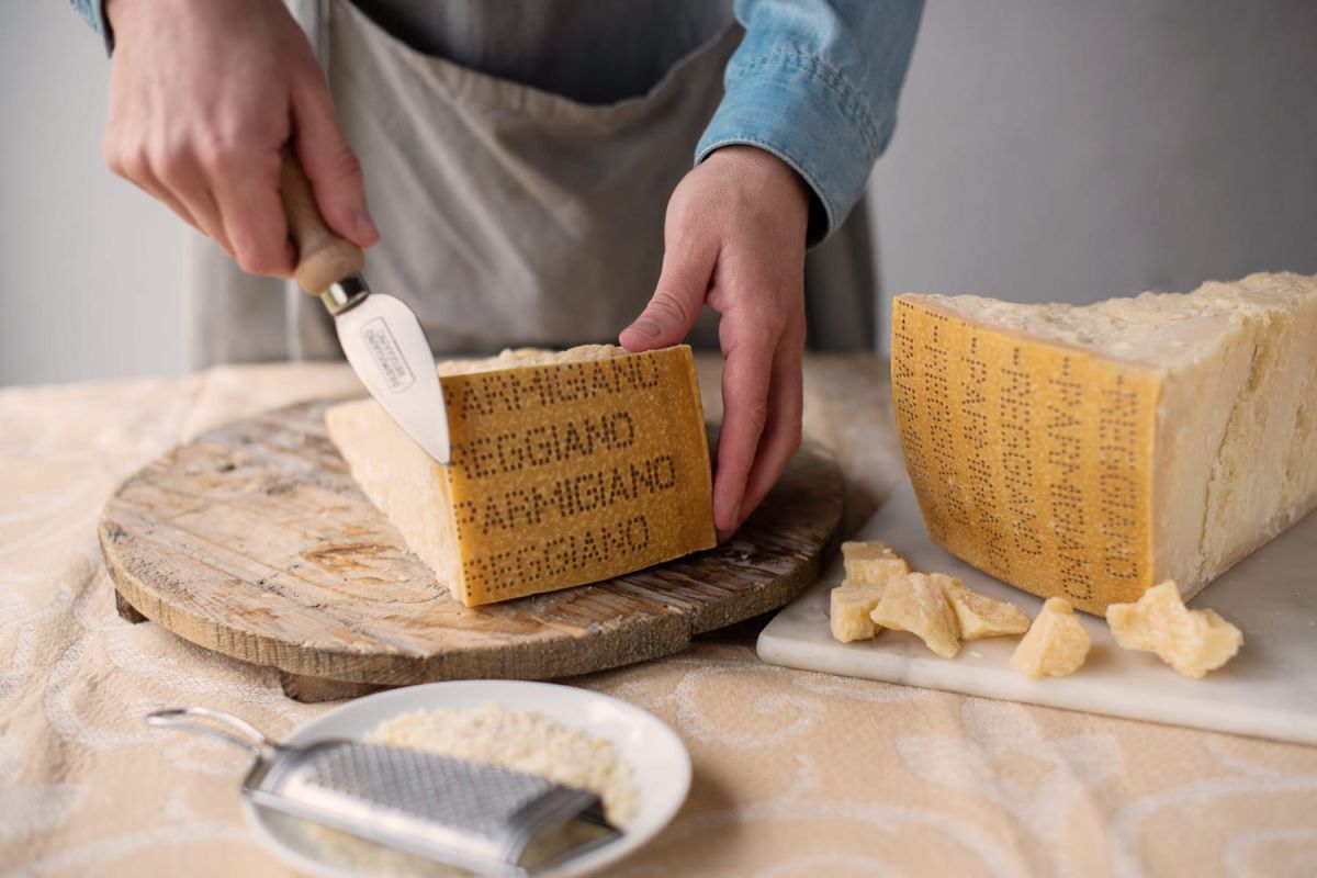 Les secrets de la croûte de Parmigiano Reggiano : à manger ou à jeter ?