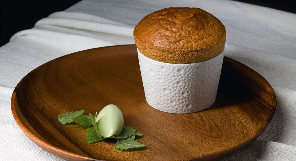 Un souffle de saveurs : le soufflé au café et sa glace à la mélisse