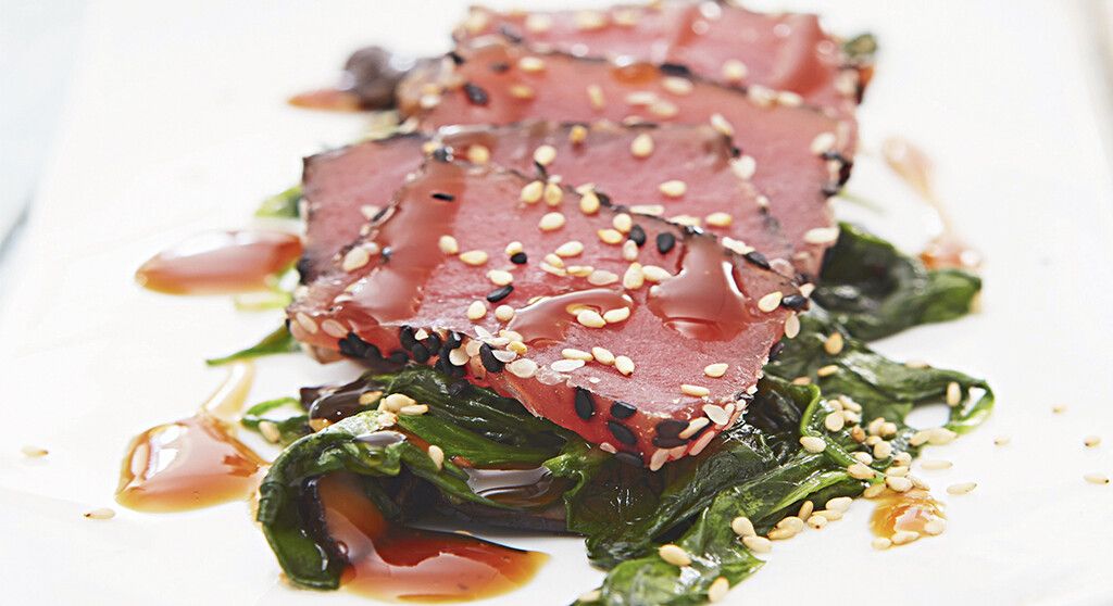 Un tataki de thon savoureux sur un lit d'épinards, à tester chez soi