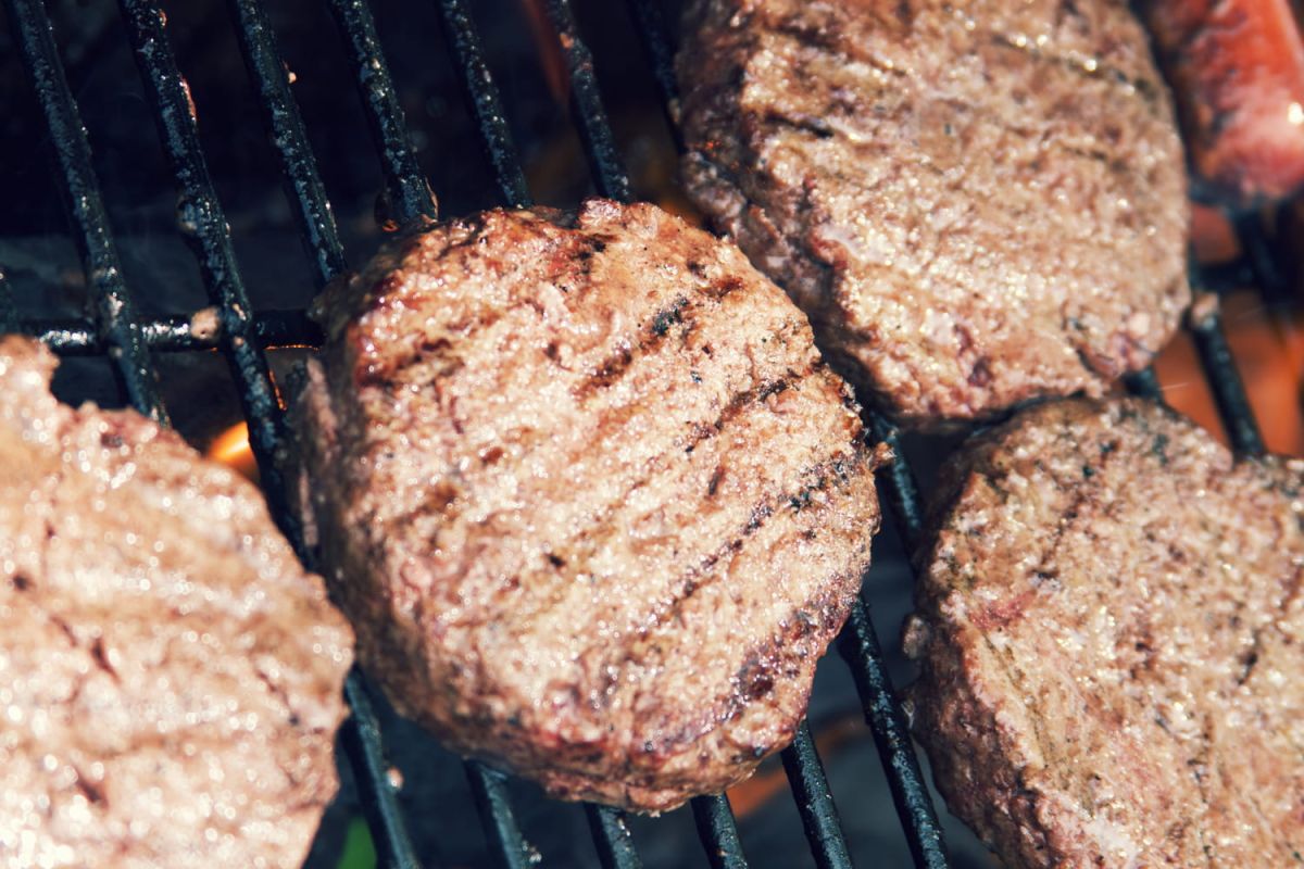 Cuisson du steak haché : côté rayures ou côté lisse, quel choix faire ?