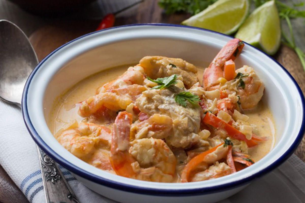 Savourez la moqueca de poisson et crevettes : un voyage culinaire au Brésil