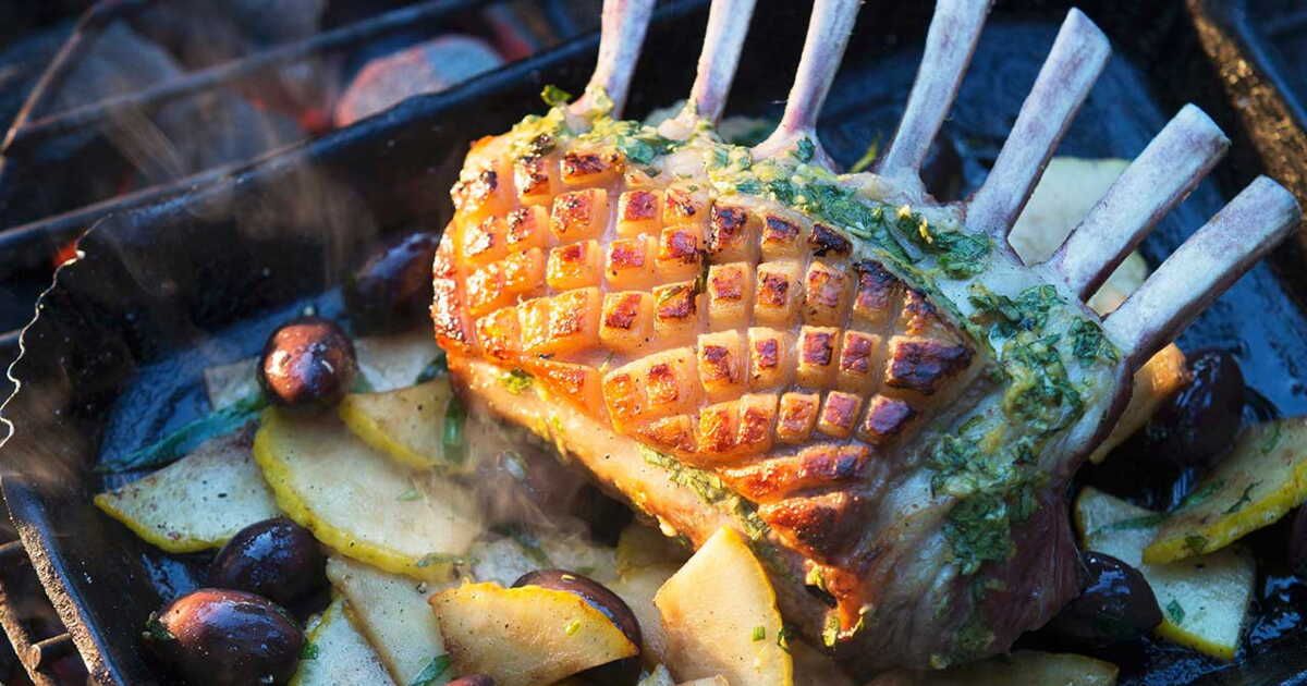 Un festin printanier : carré d'agneaux grillé à l'estragon et au citron