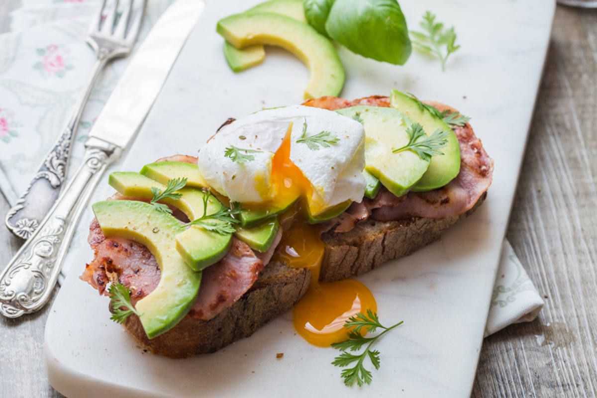 la tartine parfaite : avocado & bacon toast avec œuf poché