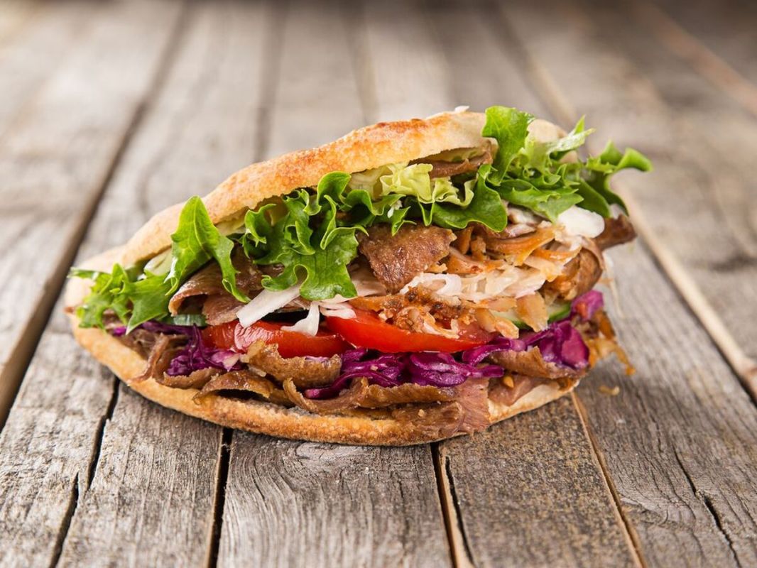 Découvrez la recette inédite du kebab maison : un délice à chaque bouchée