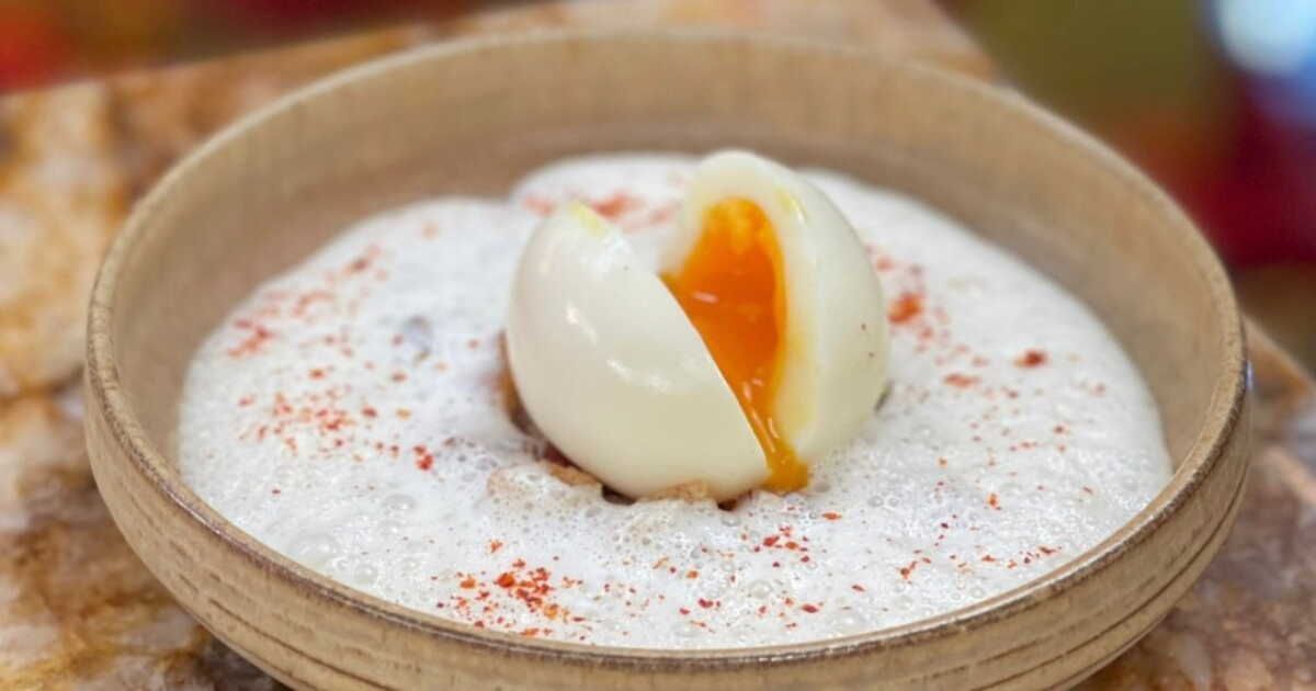 Cyril Lignac sublime l'œuf moelleux avec sa crème carbonara en hommage à Joël Robuchon