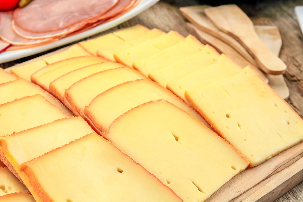 Faut-il manger la raclette avec ou sans la croûte ?