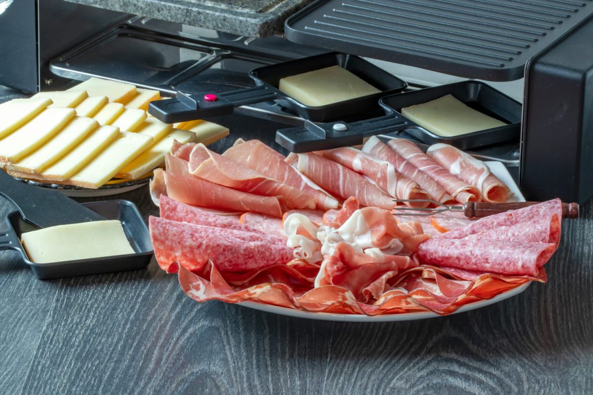 Les meilleures charcuteries à savourer pour une raclette réussie