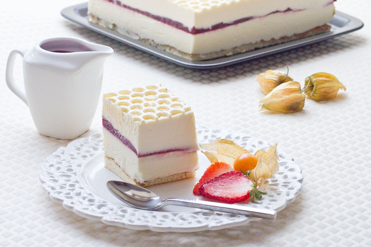 Un dessert éclatant : crémeux yaourt, chocolat blanc et framboise gélifiée