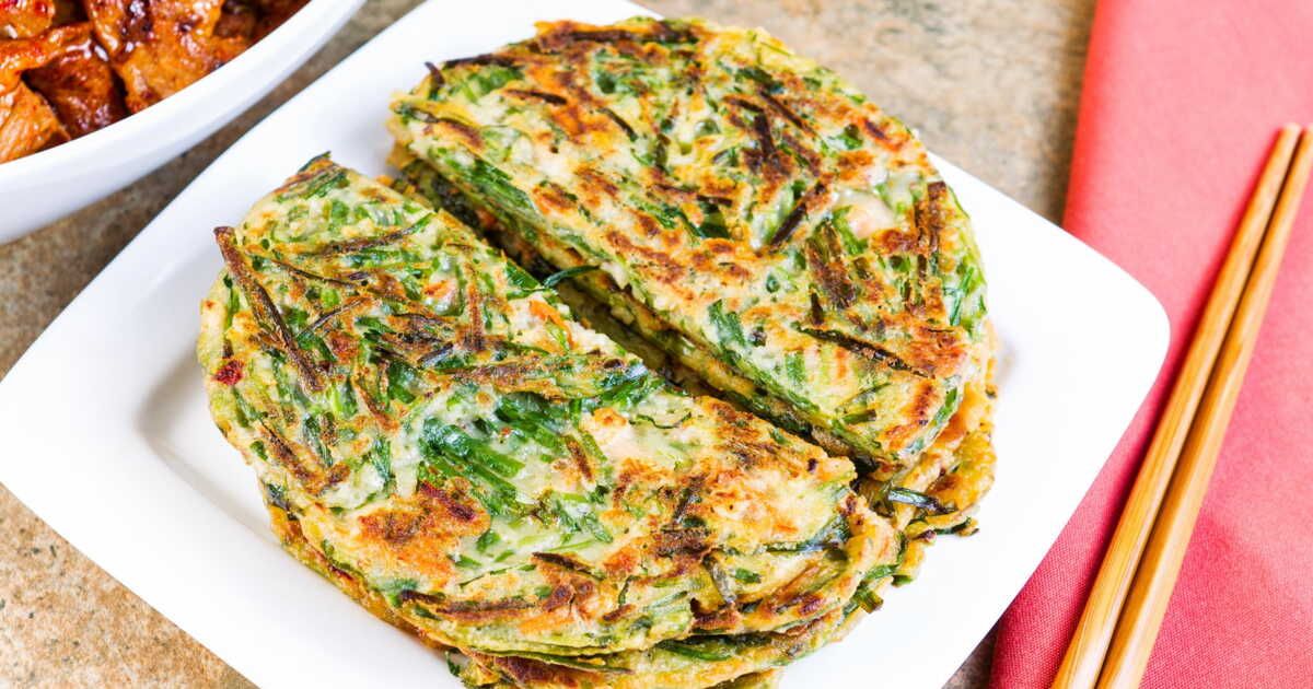 Découvrez le pajeon : une galette coréenne aux légumes à savourer sous la pluie