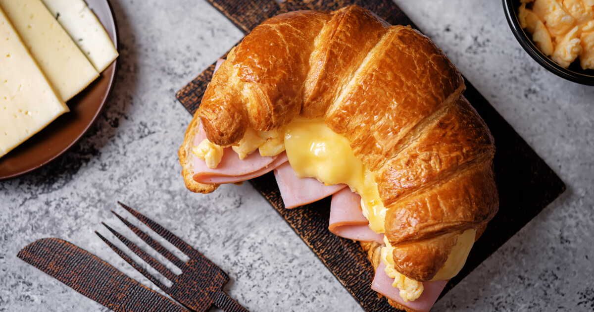Transformez vos croissants rassis en un délice savoureux avec cette recette rapide