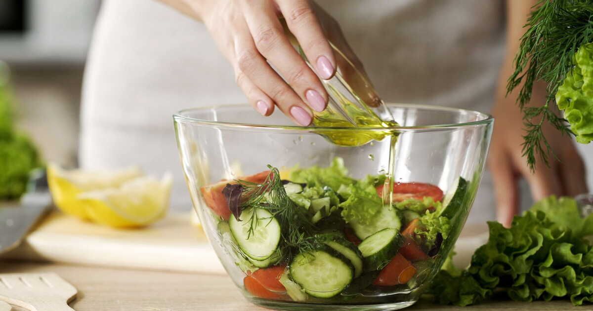 Redécouvrez vos salades avec l'huile verte : la sauce qui change tout