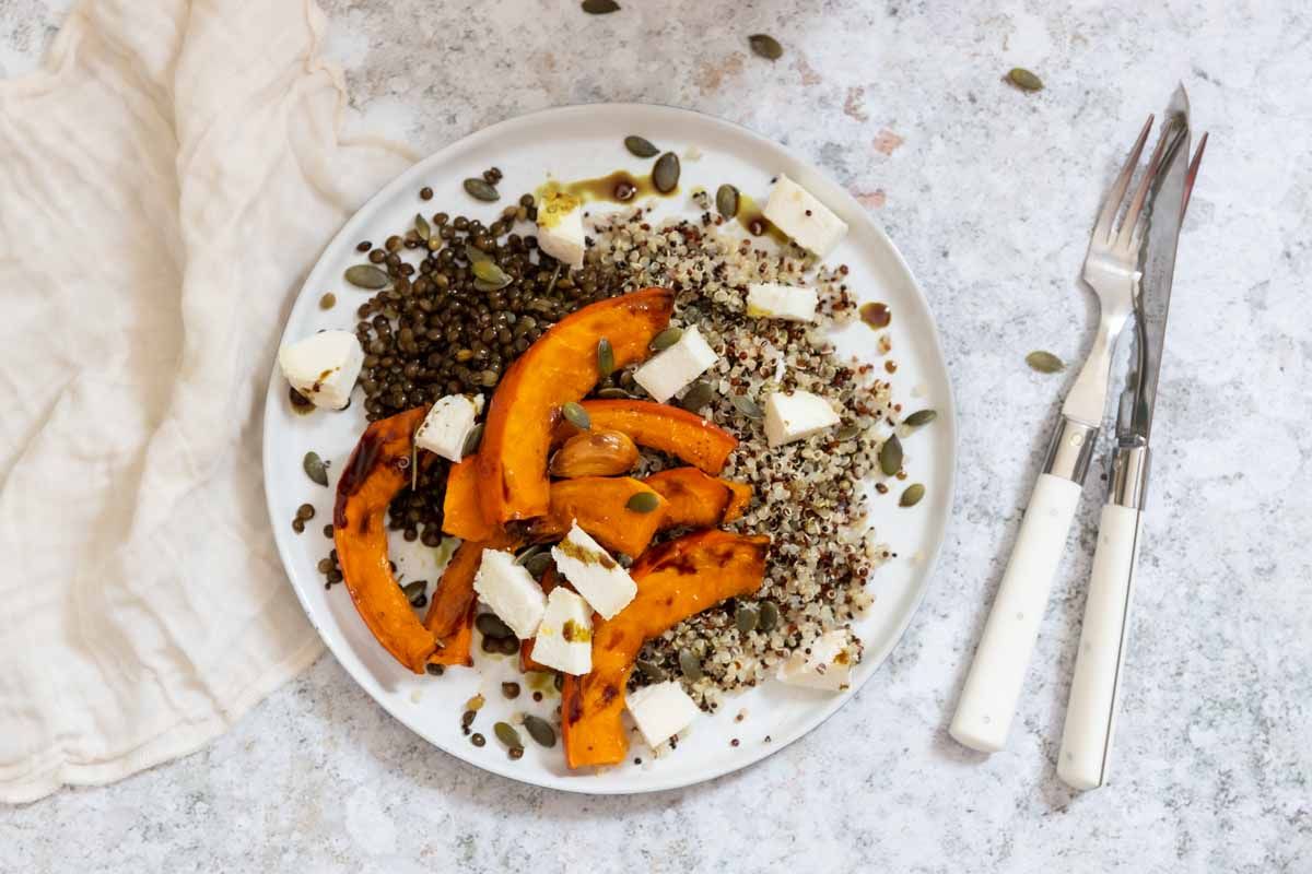 Une assiette gourmande de potimarron, quinoa et chèvre