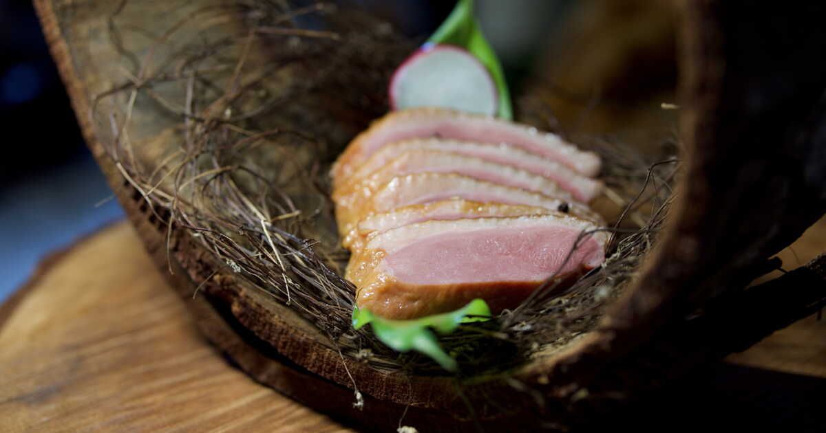 Régalez vos invités avec le magret de canard aux pruneaux de Cyril Lignac